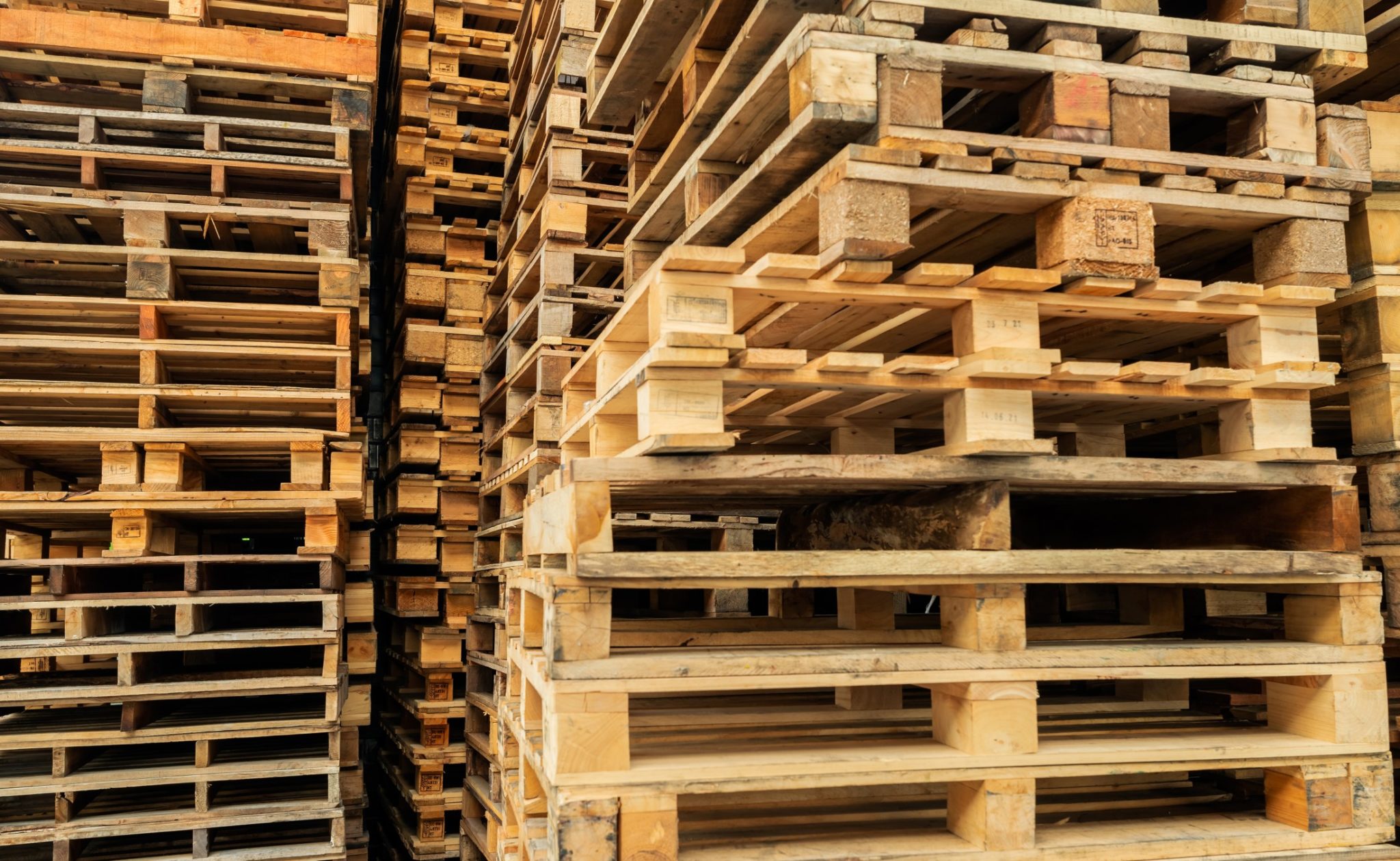 Certified pallet suppliers in the USA and Europe. Bulk heat-treated wooden pallets for export, storage & shipping. ISPM 15 compliant. Fast delivery.